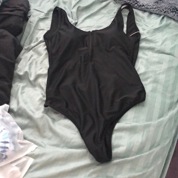 One piece - Picture 1 of 3